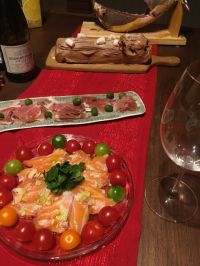 サーモンのカルパッチョ（写真手前）