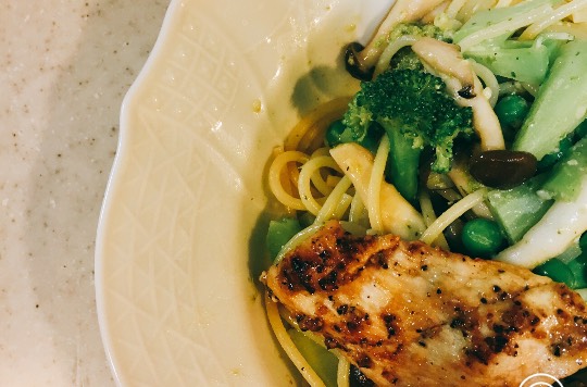 グリーンピース以外はコスコの食材で作ったスパゲッティにさくら鶏（むね）を乗せて