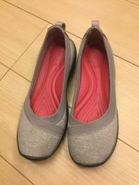 クロックス busy day heathered flat 色ライトグレー