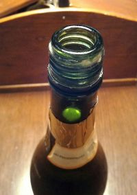 ランガーススパークリングジュースの瓶の注ぎ口にカビ