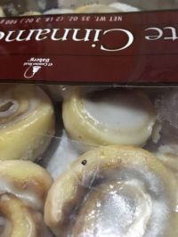 シナモンロールに金属片？