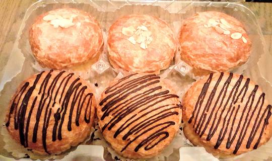 クロワッサンシュー(チョコ&amp;プラリネ)明日で終わりです。そしてホリデーボックスが￥966