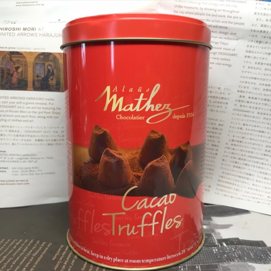 浜松か中部で赤い缶のトリュフチョコ