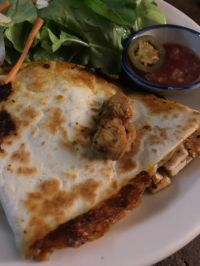 新商品、チキンケサディーア。フライパンで焼くだけ。