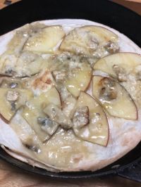 ブレスブルーチーズとリンゴのフラワートルティーヤピザ 蜂蜜かけ