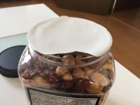 無塩ミックスナッツの内蓋が開いていた