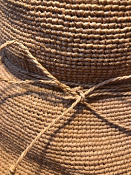 ヘレンカミンスキー帽子の紐について