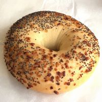 オニオンポピーシードベーグル