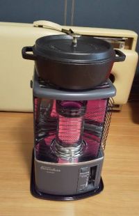 石油ストーブの上にストウブ(26cm)