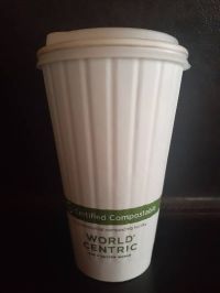 フードコートのコーヒーカップ