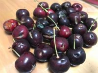 昨日チェリー900g二箱買いました全部半箱壊れた