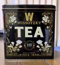 赤と黒の紅茶缶