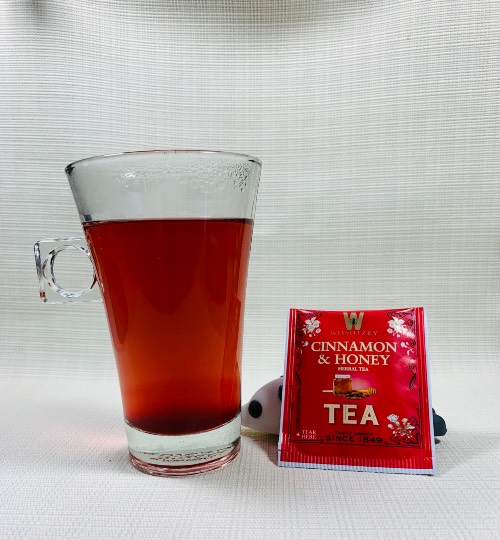 赤と黒の紅茶缶