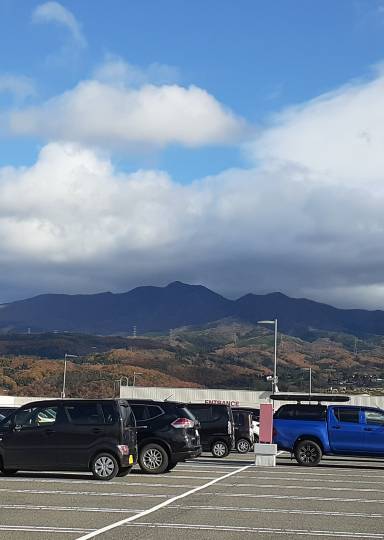 11月13日(土曜日)　かみのやま倉庫店｜山は秋らしくなったところなのに、朝晩はも...