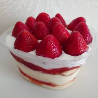 ストロベリーカスタードクリームケーキ