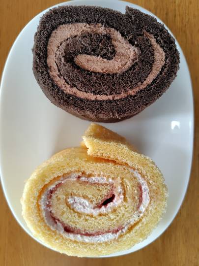米粉のスイスロール　イチゴ＆チョコ