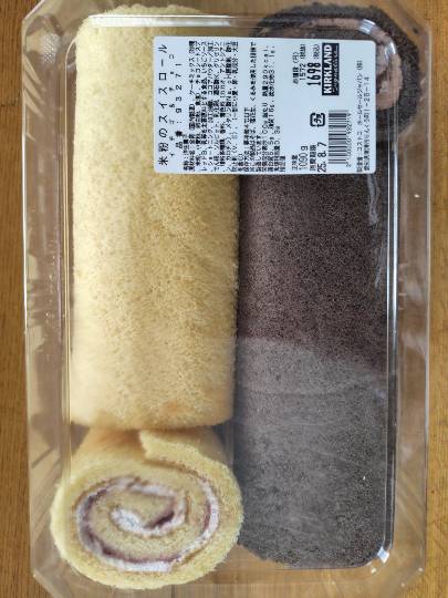 米粉のスイスロール　イチゴ＆チョコ