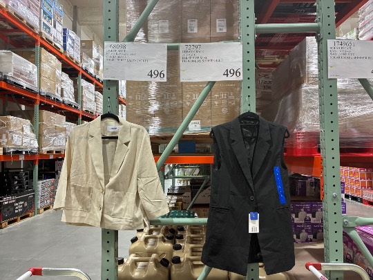 1月27日(火曜日) 守山倉庫店|激安ロードに激安衣料品がありました。
...