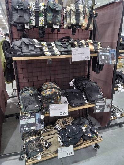 4月28日(火曜日) 　守山倉庫店｜ポンチョ、レインコート出したもの
今回...