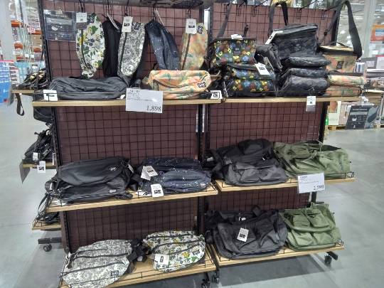 4月28日(火曜日) 　守山倉庫店｜ポンチョ、レインコート出したもの
今回...