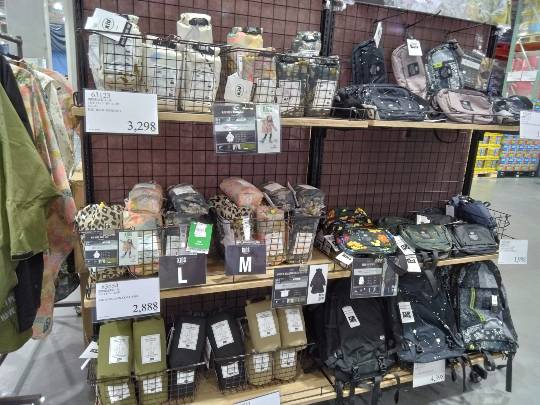 4月28日(火曜日) 　守山倉庫店｜ポンチョ、レインコート出したもの
今回...