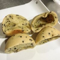 モチモチ黒ごまロール