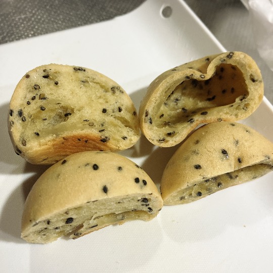 モチモチ黒ごまロール